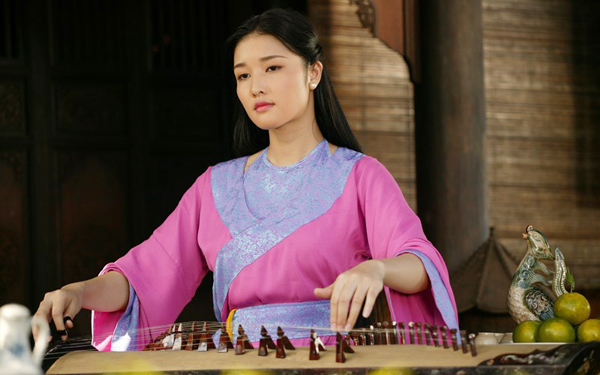 Hoa hậu Triệu Thị Hà cũng từng thử sức với vai diễn cổ trang.